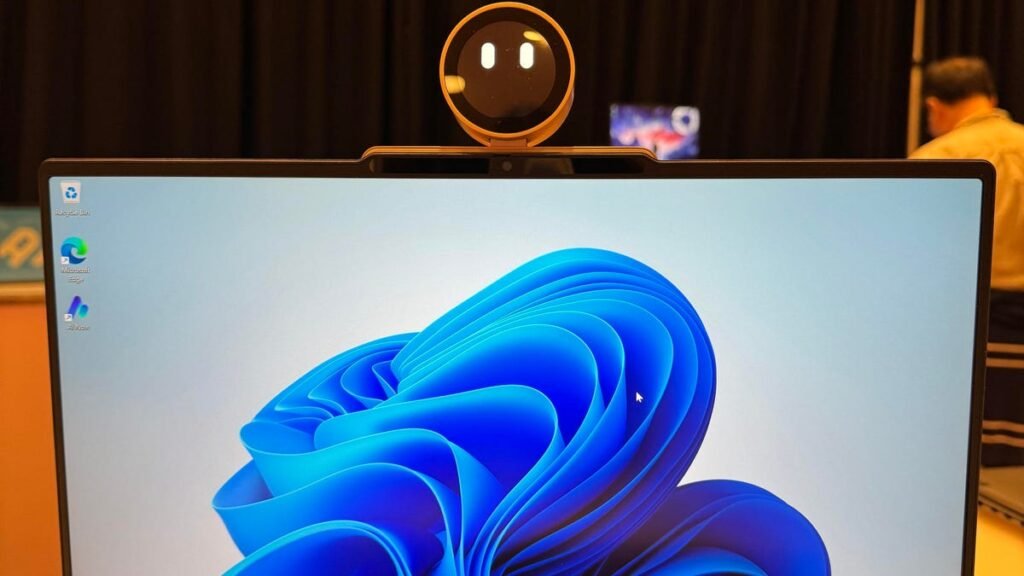 단순한 로봇 그 이상, 강아지 눈망울로 교감하는 레노버 'AI 워크메이트'의 등장